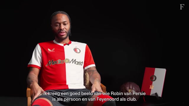Raheem Sterling tijdens zijn eerste interview bij Feyenoord; archiefbeeld.