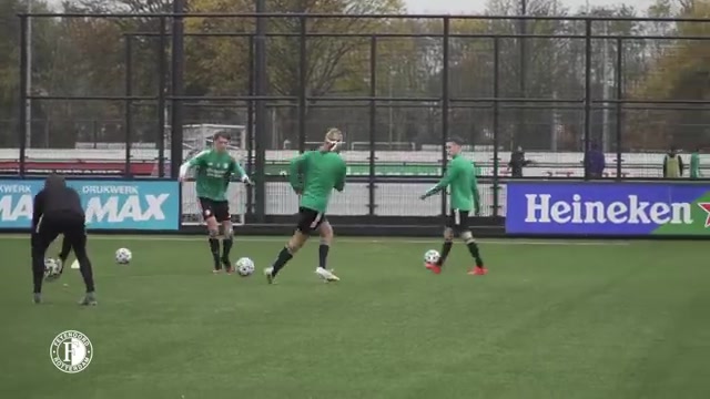 Training op Varkenoord uit een oudere Feyenoord-vlog; archiefbeeld, niet van de wedstrijden van 26 september.